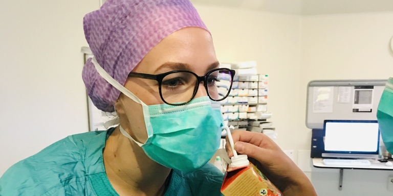 Operatie-assistent-drinken-operatiekamer