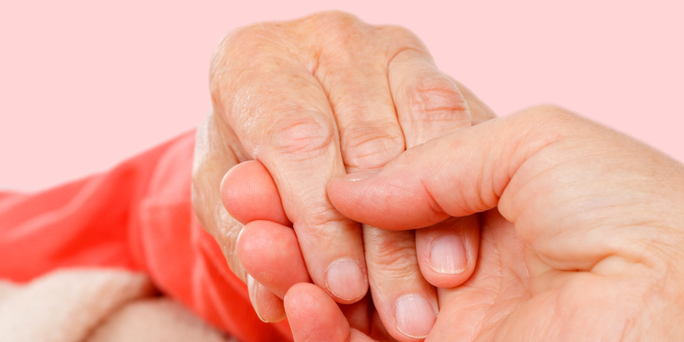 Belang-aanraken-lichamelijke-contact-dementie-ouderen